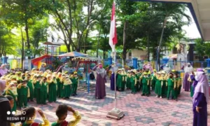 Anak Imut Jadi Petugas Upacara, Begini Jadinya