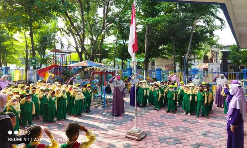 Anak Imut Jadi Petugas Upacara, Begini Jadinya