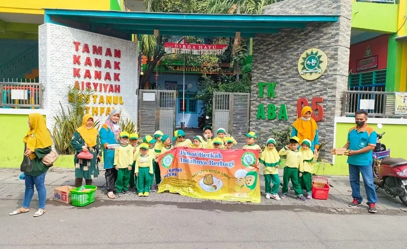Jumat Berkah TK Aisyiyah 05 Bagikan 810 Nasi Bungkus