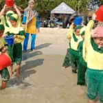 KB Al Walidah dan TK Aisyiyah 23 Mojopetung Outbound di Pantai