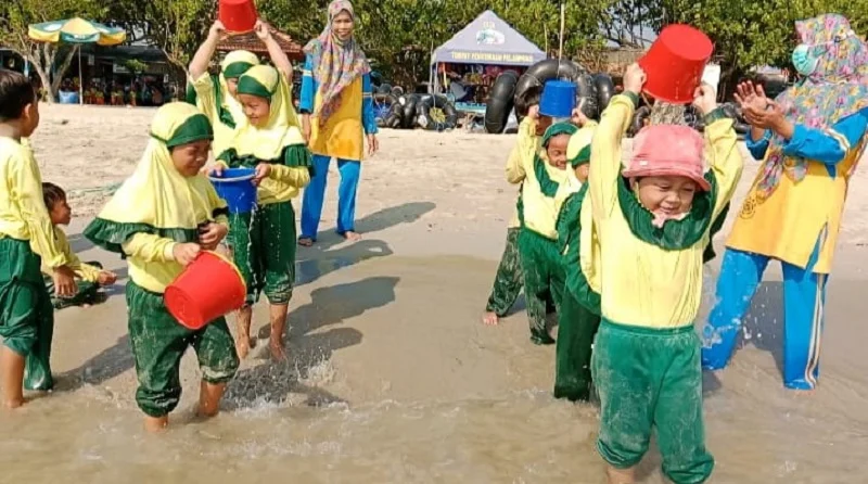 KB Al Walidah dan TK Aisyiyah 23 Mojopetung Outbound di Pantai