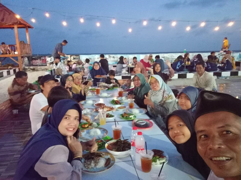 Jaga Kekompakan, Keluarga Besar TK Aisyiyah Campurejo Bukber di Tepi Pantai