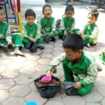 Diajari Bertanam Polibag, Ini yang Dilakukan Siswa