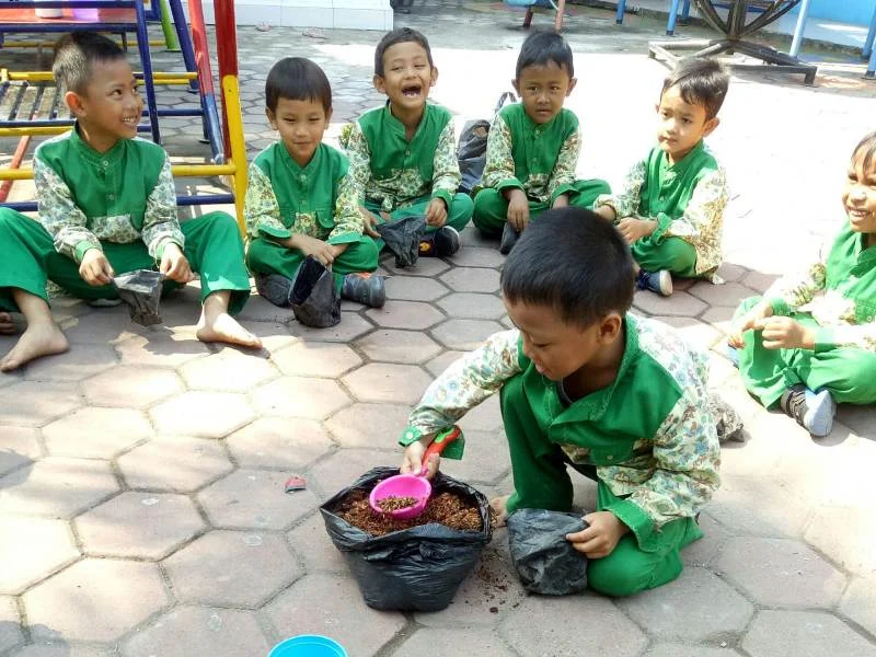 Diajari Bertanam Polibag, Ini yang Dilakukan Siswa
