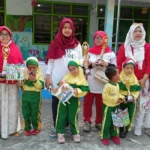 Asyiknya Wali Siswa TK Aisyiyah 11 Giri Bikin Damar Kurung