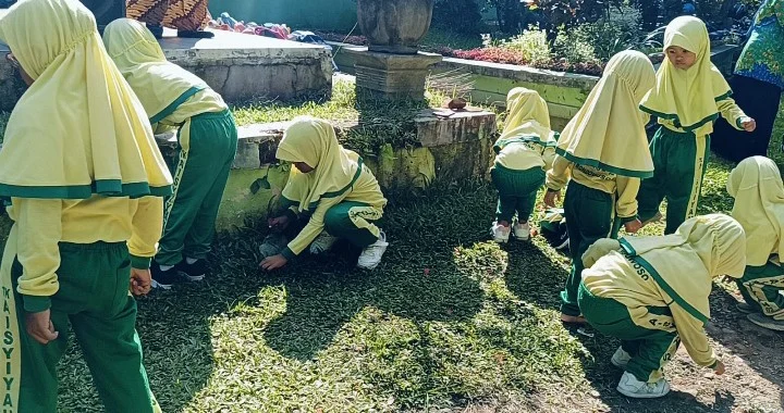 Alun-alun Bondowoso Jadi Sasaran Bersih Lingkungan TK Aisyiyah