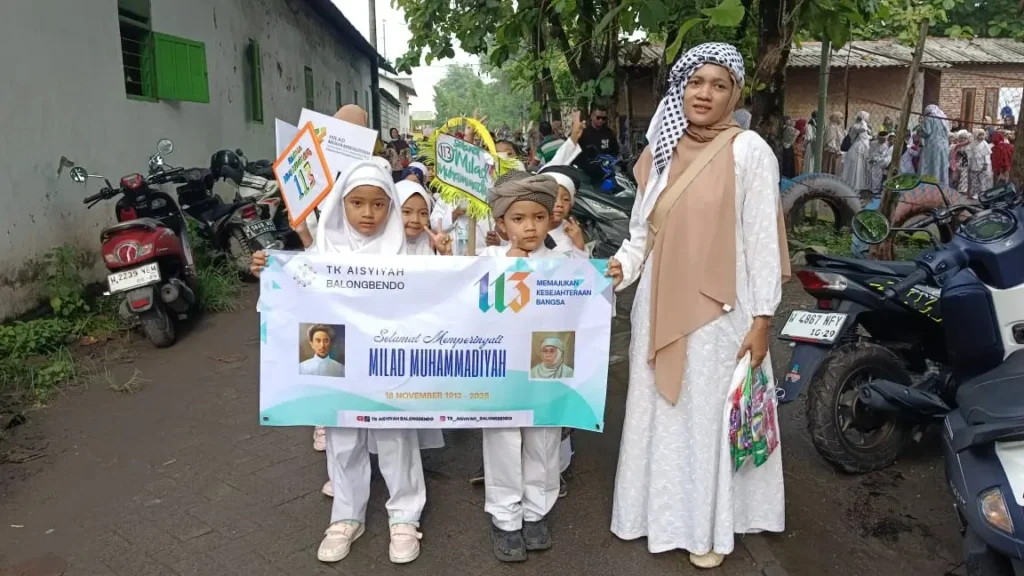 Pawai Cosplay KH Ahmad Dahlan dan Nyai Walidah oleh TK Aisyiyah Balongbendo