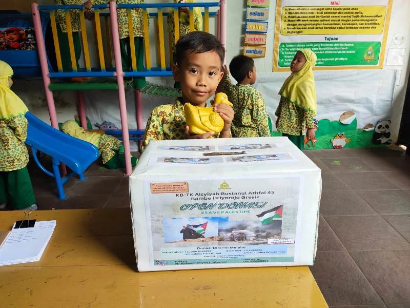 Siswa TK Ini Serahkan Celengan untuk Palestina