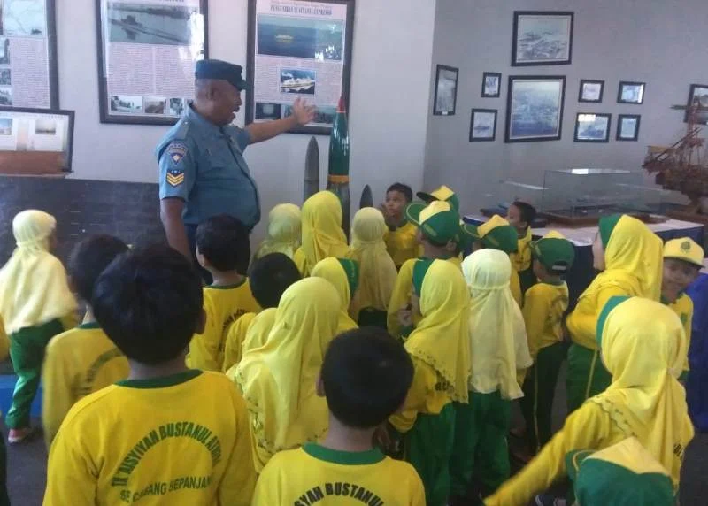 Naiki Tank dan Lihat Torpedo, Begini Reaksi Anak-Anak Ini