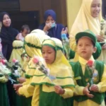 Bernyanyi dan Bunga untuk Mama Mengharukan Hari Pertama di Sekolah Ini