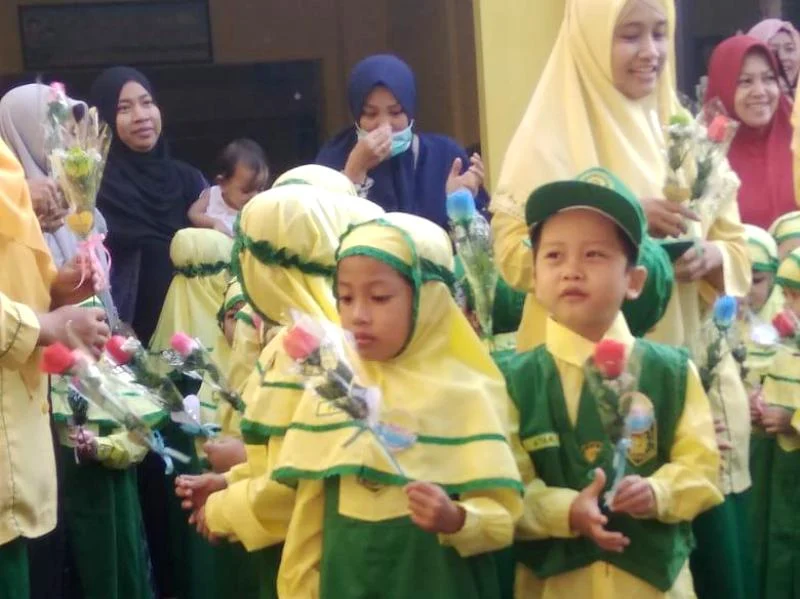 Bernyanyi dan Bunga untuk Mama Mengharukan Hari Pertama di Sekolah Ini