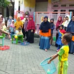 Ibu dan Anak Kompak Bermain di Lomba Hari Kartini