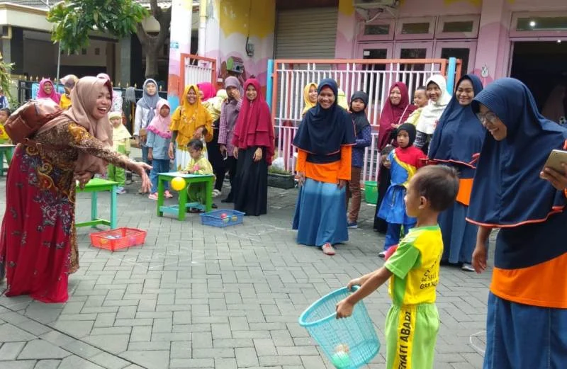 Ibu dan Anak Kompak Bermain di Lomba Hari Kartini