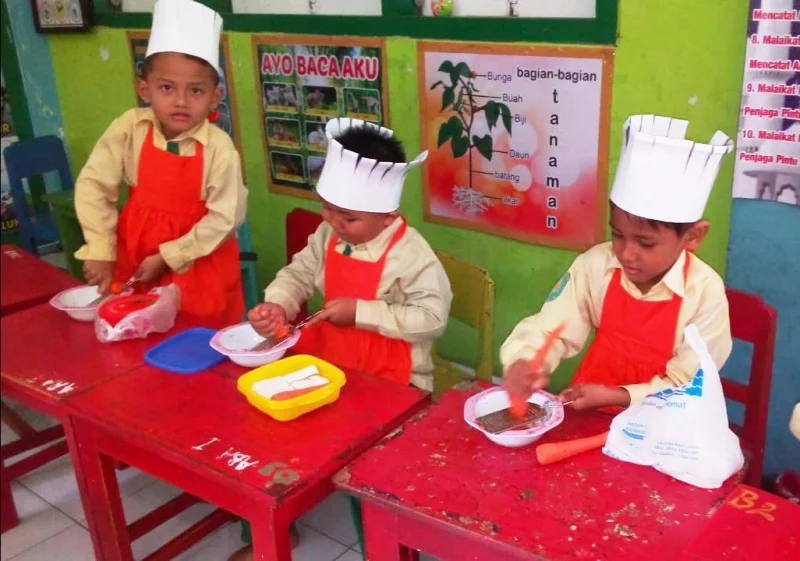 Anak Diajak Masak agar Menyukai Sayuran