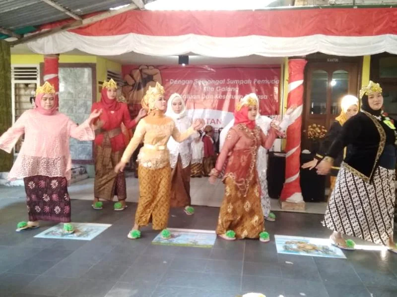 Wali Murid Pun Ikut Menari Jawa di Acara Sumpah Pemuda