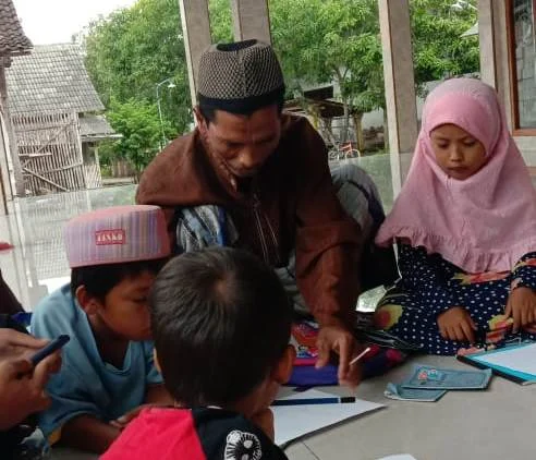 Pengalaman Pahit Masa Kecil Mendorong Ustadz Ini Jadi Guru Mengaji