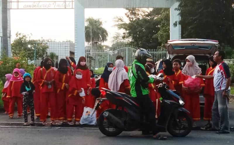 Tapak Suci Sambikerep Cari Berkah Ramadhan di Jalan
