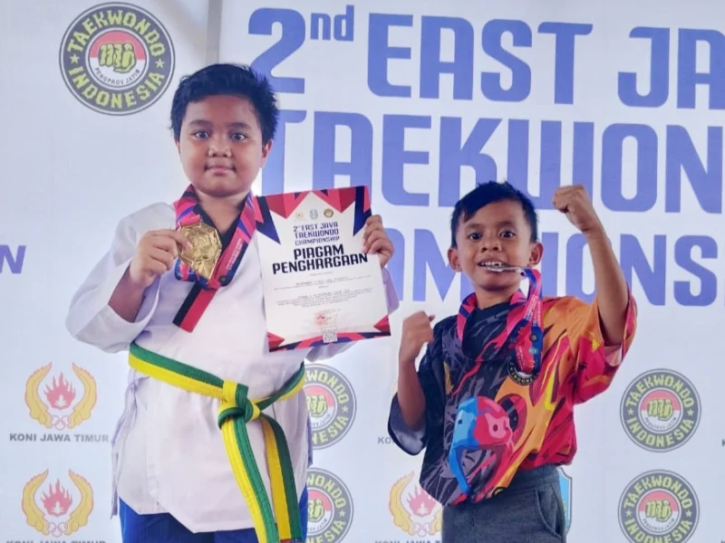 Kakak Beradik Siswa SD Almadany Juara Taekwondo