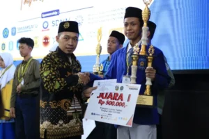 Siswa SMAM 8 Gresik Juara I Tahfidh Festival Faqih Usman