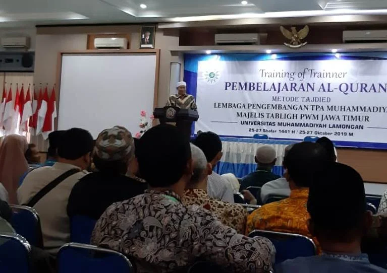 Tradisi Baca Quran Waktu Magrib Menghilang, Ganti Baca Whatsapp