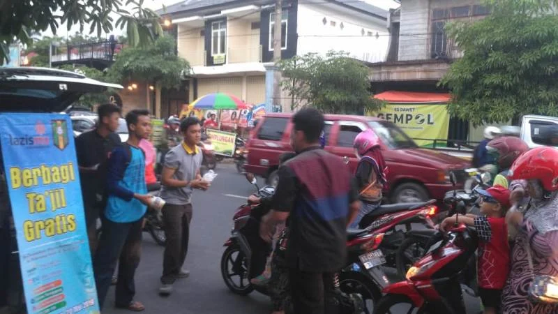 Terima Takjil dari Anak-Anak IPM, Pemulung Itu Bisa Berbuka