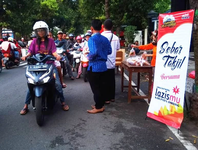 Lazismu Sebar Takjil dan Santunan Ramadhan