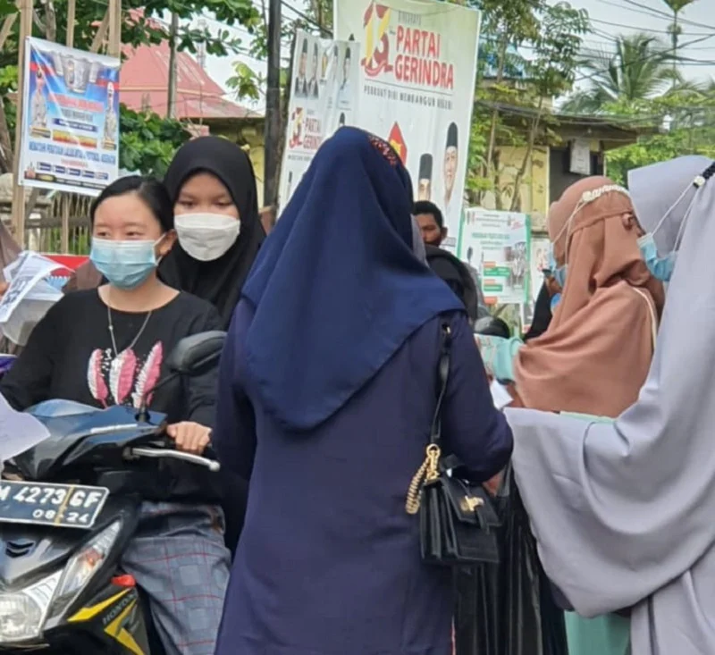 Kepala Sekolah Muhammadiyah Riau Bagikan Takjil