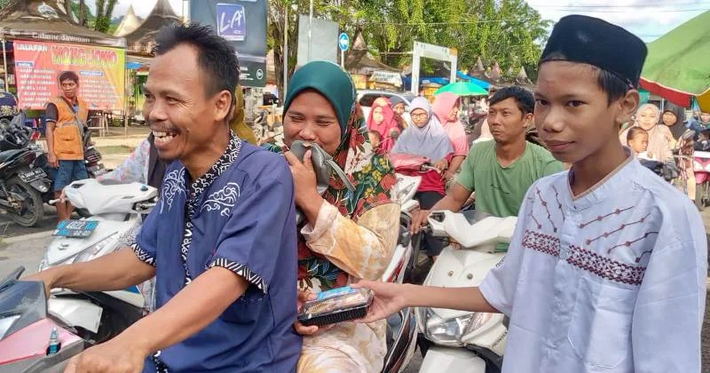 Bagi Takjil di Tengah Waspada Gempa Bawean