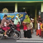 Anak-Anak TK Ini Mencari Pahala dengan Membagi Takjil dan Infak