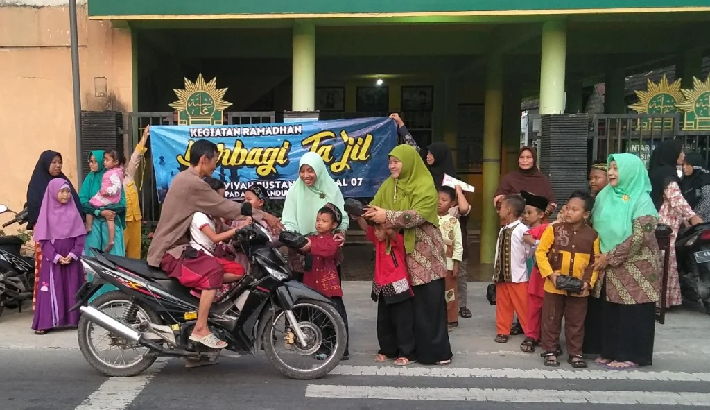 Anak-Anak TK Ini Mencari Pahala dengan Membagi Takjil dan Infak