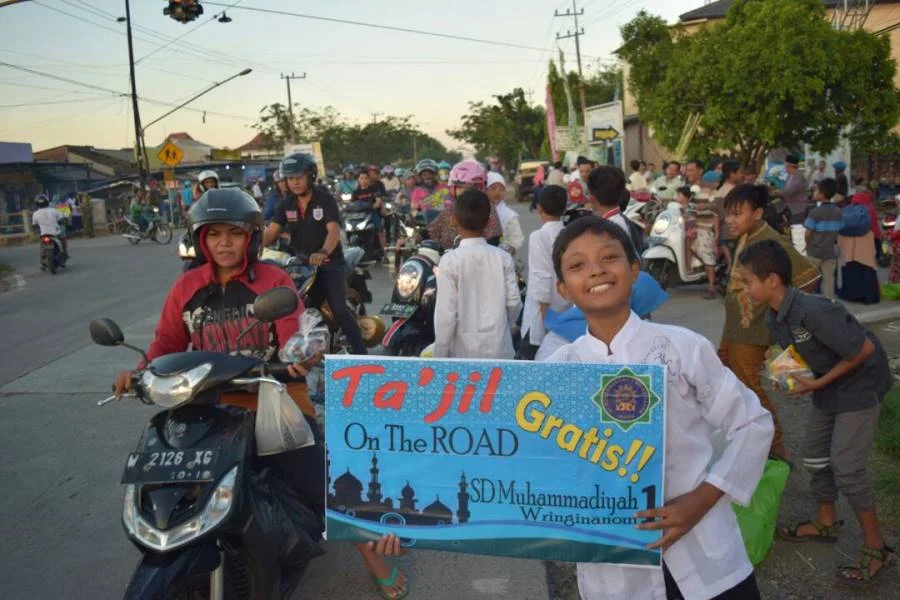 Serunya Takjil On The Road SD Muhammadiyah 1 Wringinanom