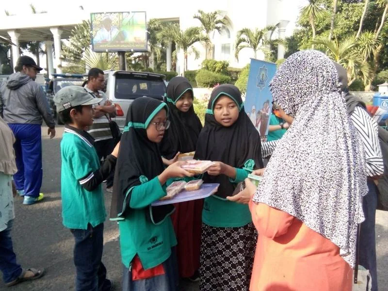 Uji Talenta, Para Siswa Ini Bermain Biola dan Berdagang di Car Free Day
