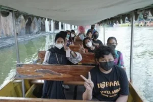 Tamasya Keliling Kota, UMM Ajak Oma dan Anak Griya Asih