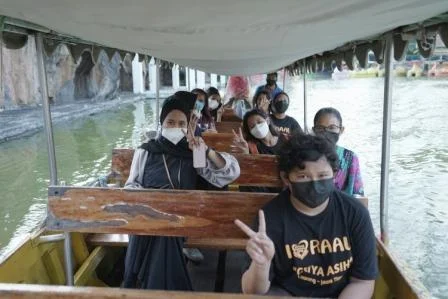 Tamasya Keliling Kota, UMM Ajak Oma dan Anak Griya Asih