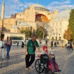 Mas Tamhid Suami Siaga, Setia Menemani Istri Berkursi Roda