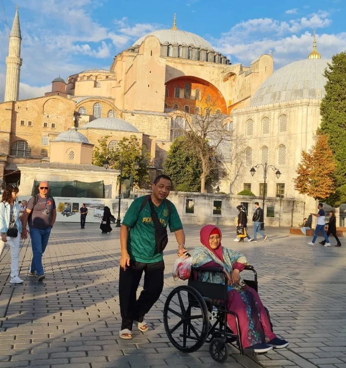 Mas Tamhid Suami Siaga, Setia Menemani Istri Berkursi Roda