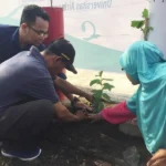 Mahasiswa Magister Keperawatan Ajak Warga Medokan Semampir Hijaukan Kampung