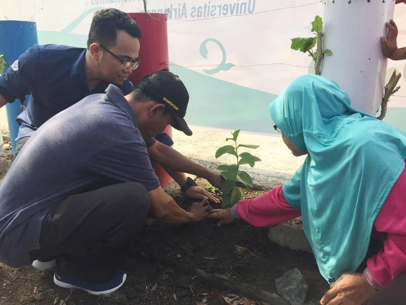 Mahasiswa Magister Keperawatan Ajak Warga Medokan Semampir Hijaukan Kampung