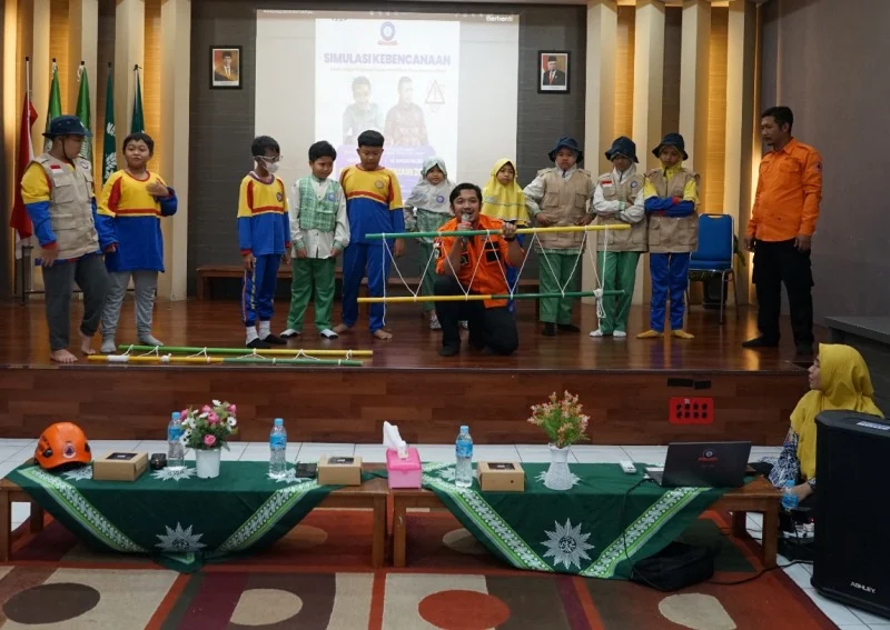 Belajar Tanggap Bencana, Siswa SDMM Latihan Evakuasi