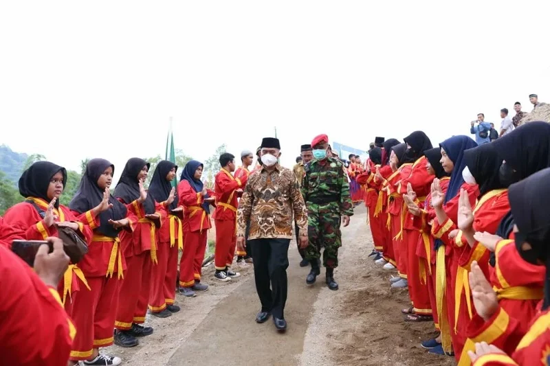 Disambut Barisan Tapak Suci, Muhadjir Effendy Letakkan Batu Pertama di Kampus Ini