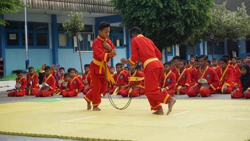 Di Sela Ujian Tapak Suci Dipamerkan Kekuatan Bengkokan Besi