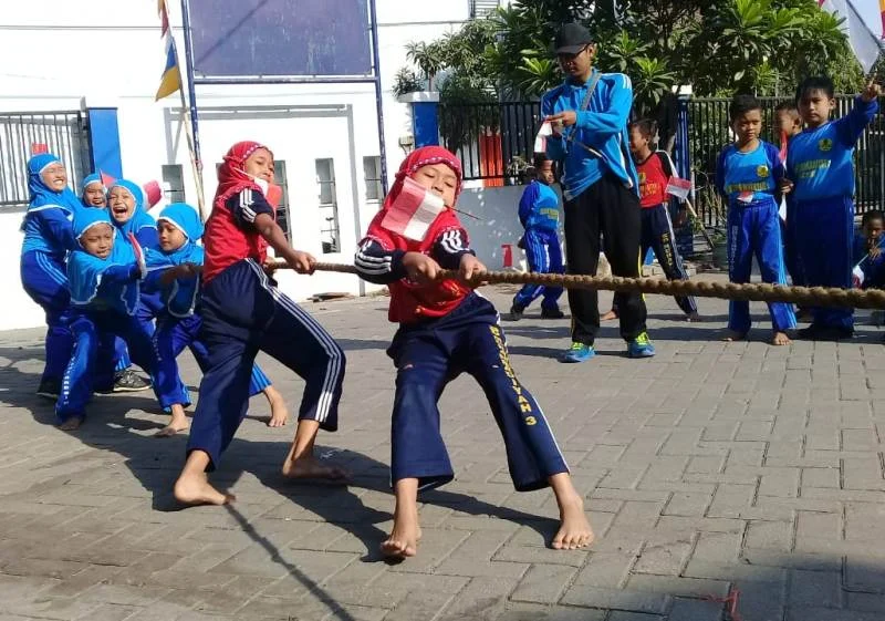 Tarik Tambang sambil Pertahankan Bendera, Ini Baru Beda