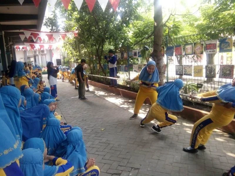 Seru! Lomba Tarik Tambang Membuat Peserta Terguling-Guling