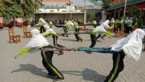 Asyiknya Lomba Tarik Sarung, Tegang tapi Lucu