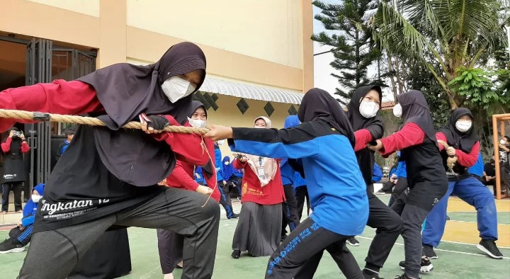 Serunya Lomba Tarik Tambang di Sekolah Ini