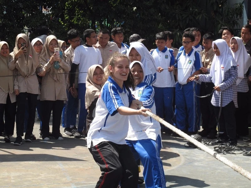 Beginilah Hebohnya ketika Gadis Brasil Ini Ikut Lomba Tangkap Belut