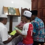 Tarawih Perdana Anak-Anak Minta Tanda Tangan