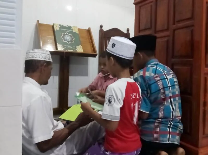 Tarawih Perdana Anak-Anak Minta Tanda Tangan