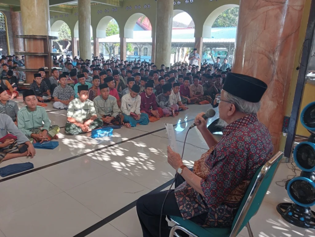 Kunjungi Ponpes Al-Ishlah, Taufiq Ismail Bacakan Puisi Palestina