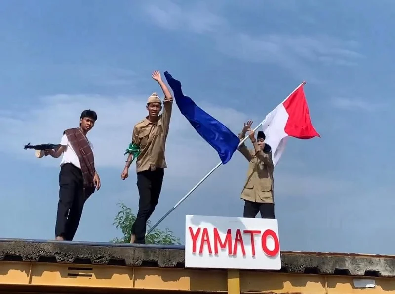 Di Balik Teatrikal Perobekan Bendera di Smamio